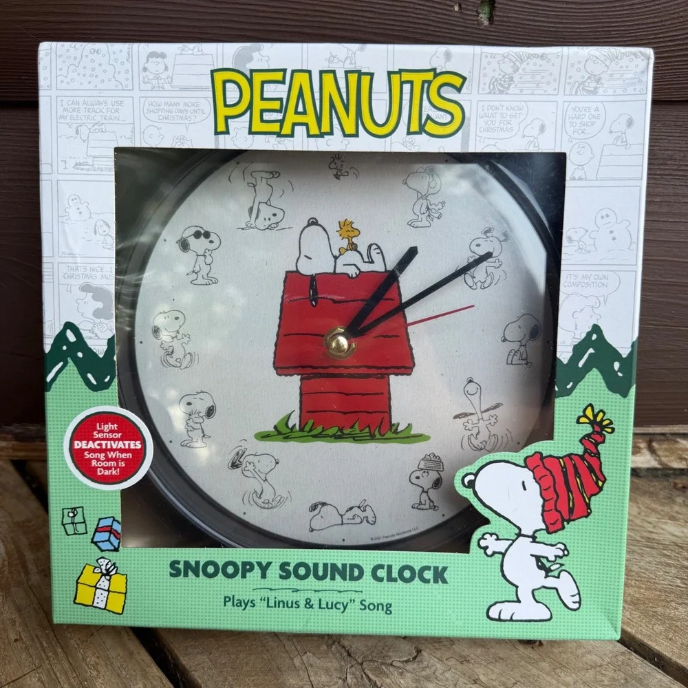 Peanuts Snoopy Sound Clock Plays Lucy and Linus Song With Light Sensor NEW